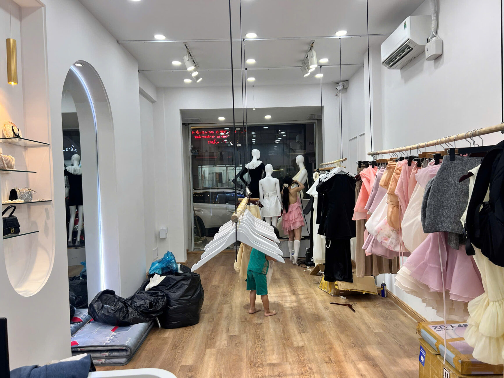 Đơn vị sửa chữa cải tạo shop quần áo tại Bình Dương