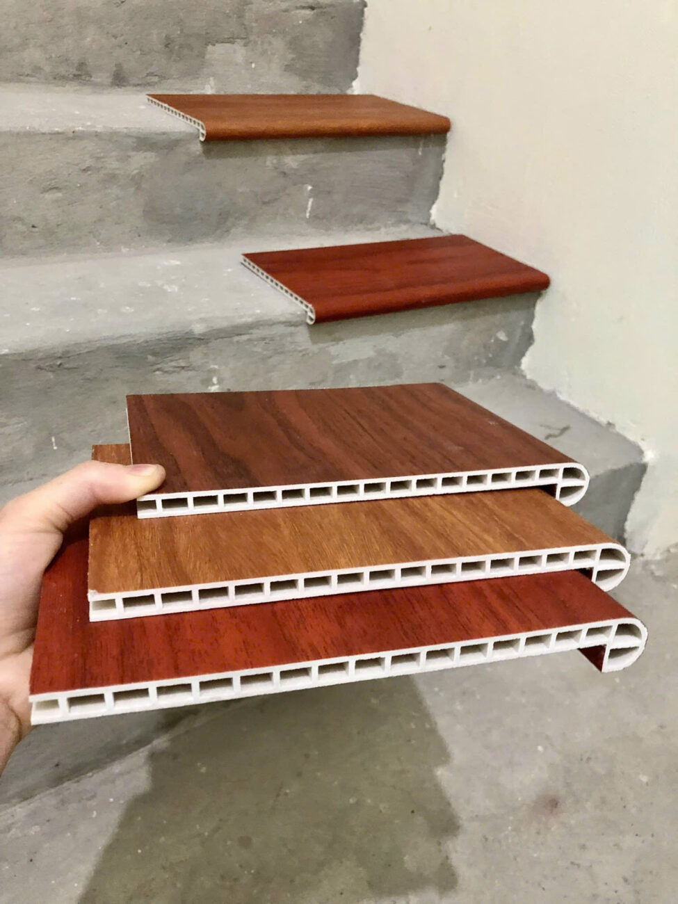 Cầu thang nhựa vân gỗ